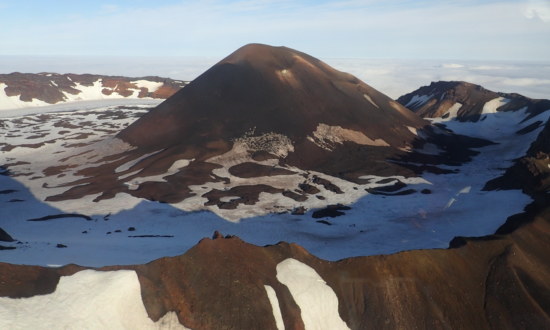Le mont Vsevidof, un stratovolcan des îles Aléoutiennes