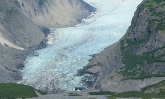 Glacier suspendu sur les flancs de la montagne